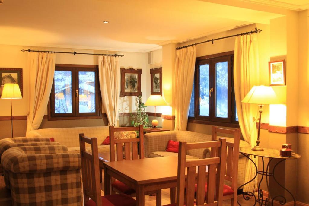Aparthotel Sarrato サジェント・デ・ガジェゴ エクステリア 写真